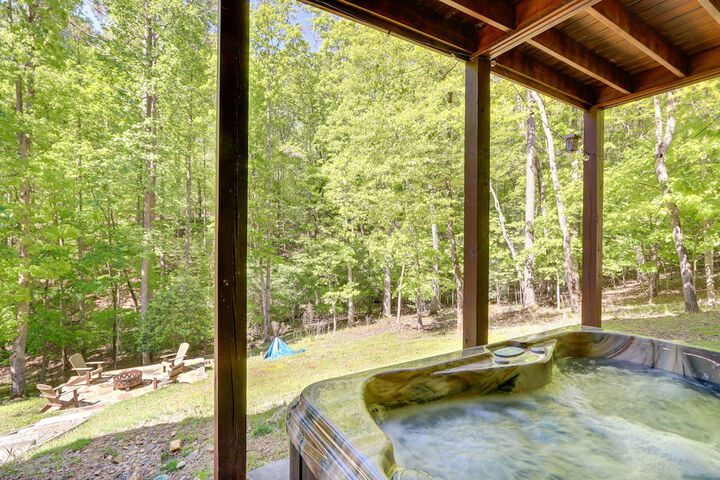 Private Ellijay Cabin w / Hot Tub & Amenities!