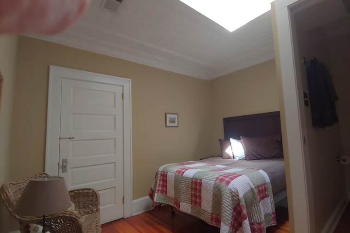 Room 2 of 10