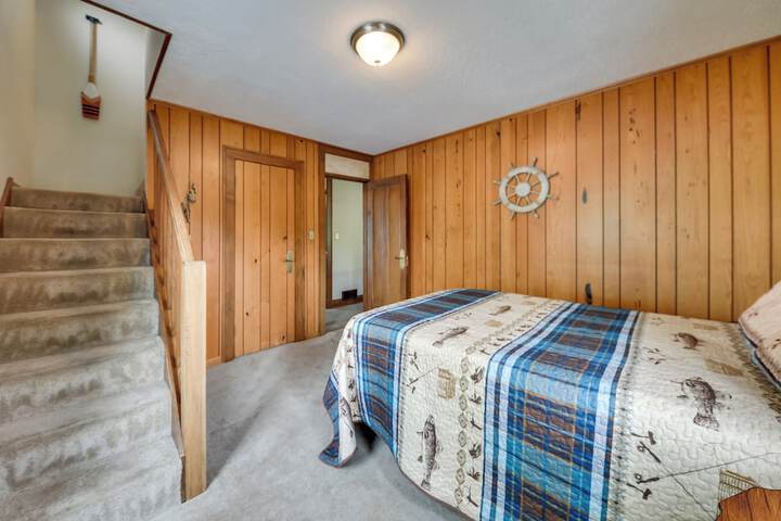 Pistakee Lake Estate w / Boat Dock & Hot Tub!