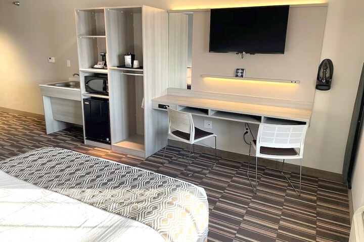 Room 6 of 35