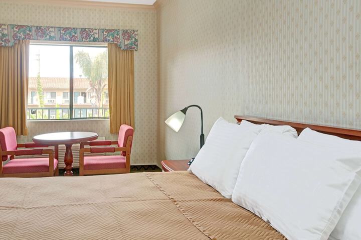 Room 4 of 6