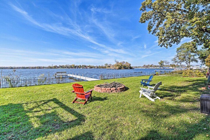 Lakefront Home w / Game Room Theater & Dock!