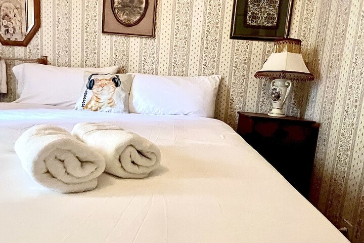 Room 27 of 73