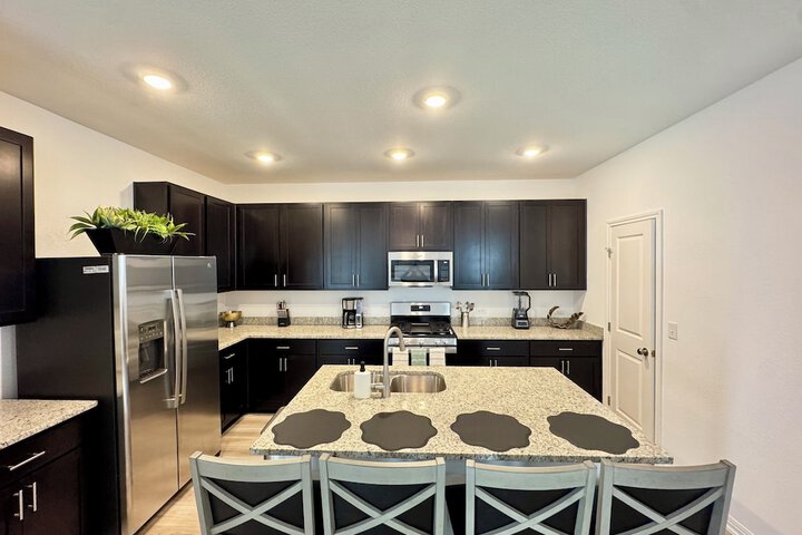 Modern 4BR New Home w Luxury Touches
