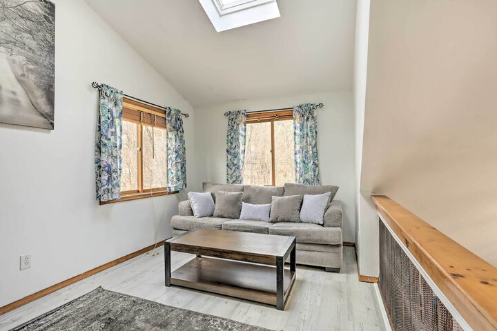 4 Mi to Tubing: Cozy Bushkill Cabin w / Deck!