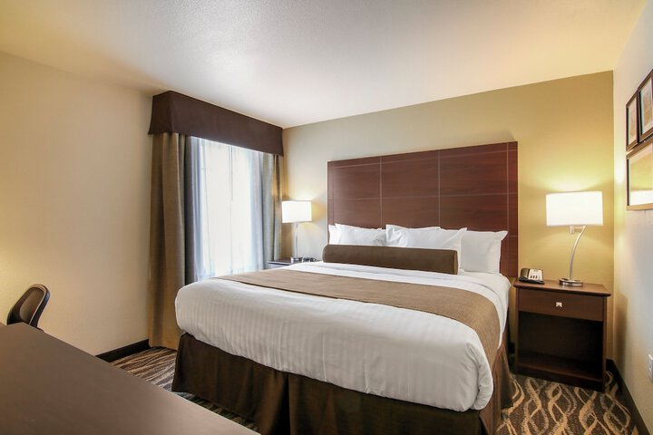 Cobblestone Inn & Suites at UW Stout Downtown Menomonie