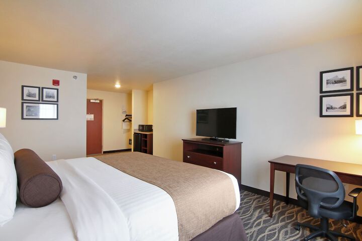 Cobblestone Inn & Suites at UW Stout Downtown Menomonie