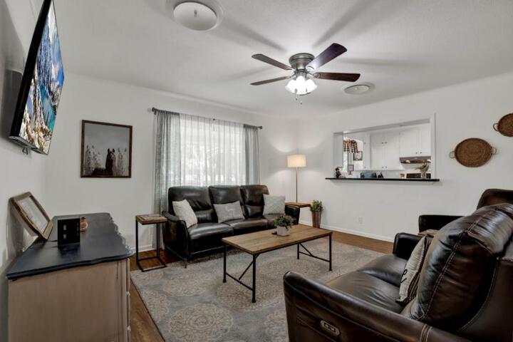 Spacious Home - Fire Pit BBQ and Outdoor Seating!