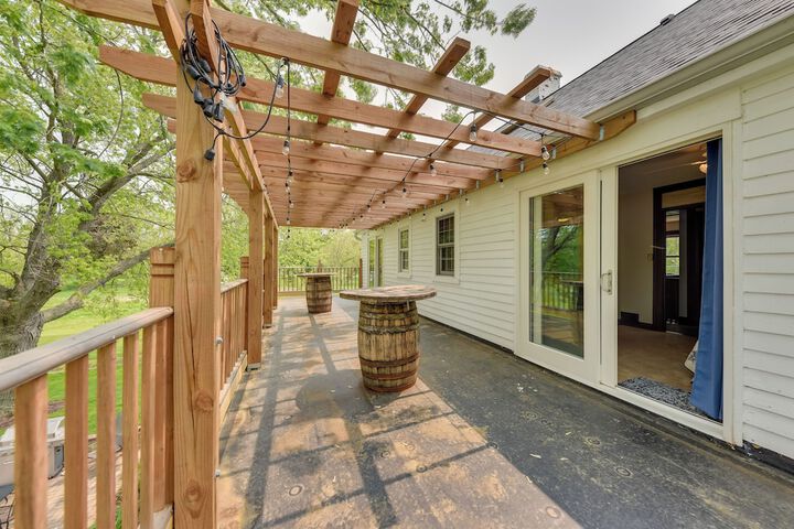 Pistakee Lake Estate w / Boat Dock & Hot Tub!