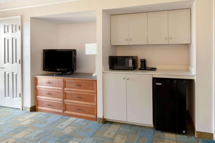 Room 32 of 40