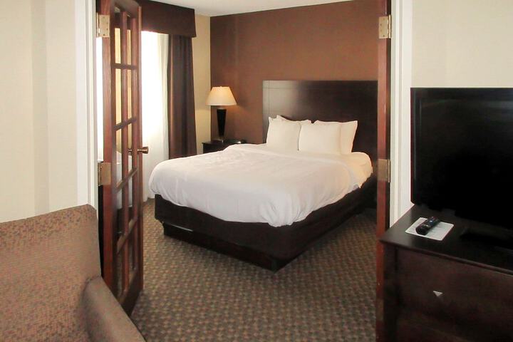 Comfort Inn & Suites Pittsburgh Fox Chapel