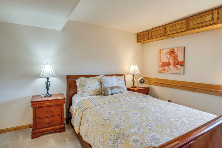 1 Mi to Diamond Peak: Townhome w / Lake Views