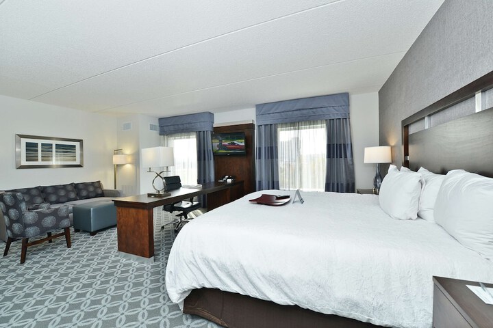 Hampton Inn & Suites Greensboro / Coliseum Area