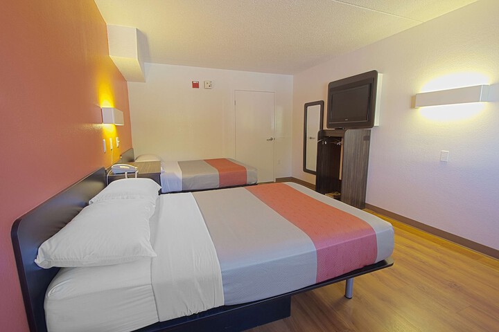 Room 13 of 27