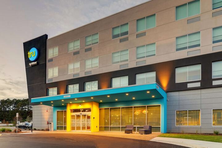 Tru by Hilton Smithfield I-95