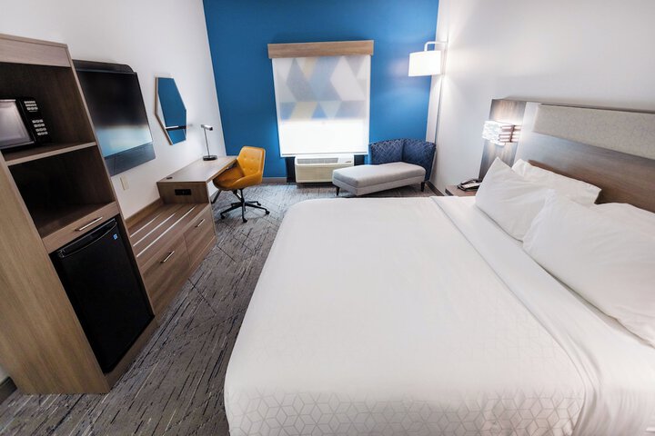 Holiday Inn Express & Suites Huntsville Airport by IHG