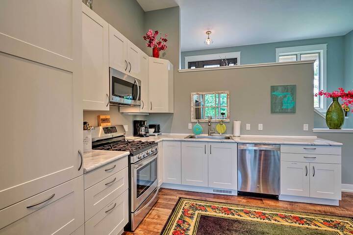 Grand Rapids Area Lakefront House w / Dock