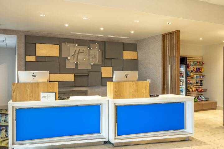 Holiday Inn Express & Suites Watertown by IHG