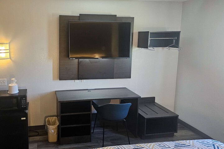 Room 33 of 40