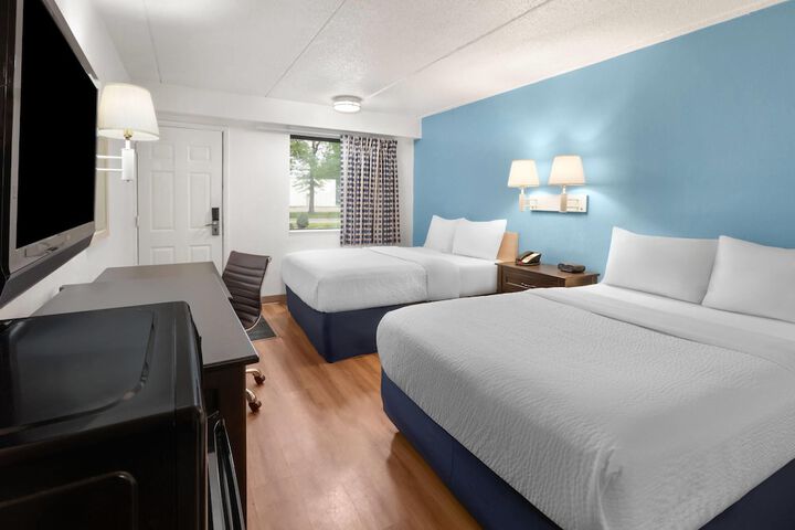 Travelodge by Wyndham Madison Heights MI