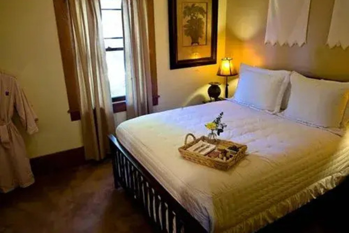 COOPER HOUSE BED & BREAKFAST INN
