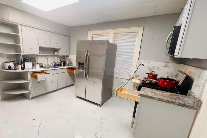 5 bedroom House King Beds 1 Bath 20 Min to Falls
