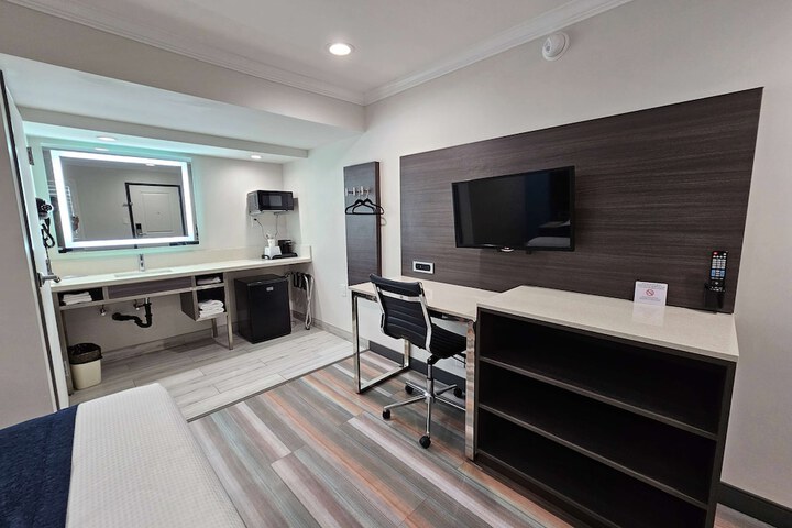 Travelodge by Wyndham Fullerton Near Anaheim