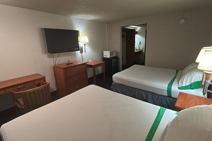 Tacoma Port Inn Fife I-5