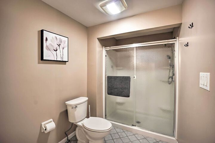 Delightful Tipp City Unit w / Covered Patio!