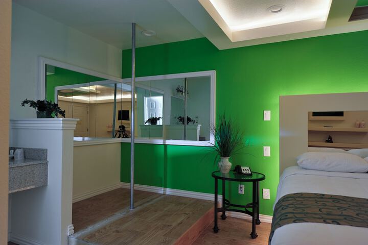 Room 14 of 33