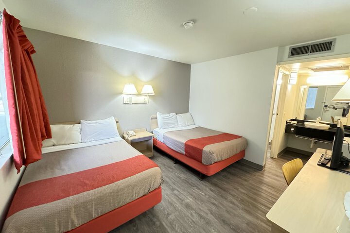 Room 10 of 32