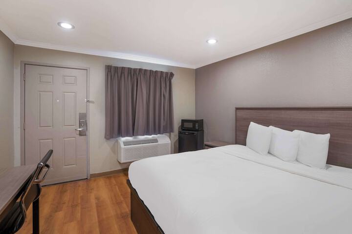 Room 20 of 33