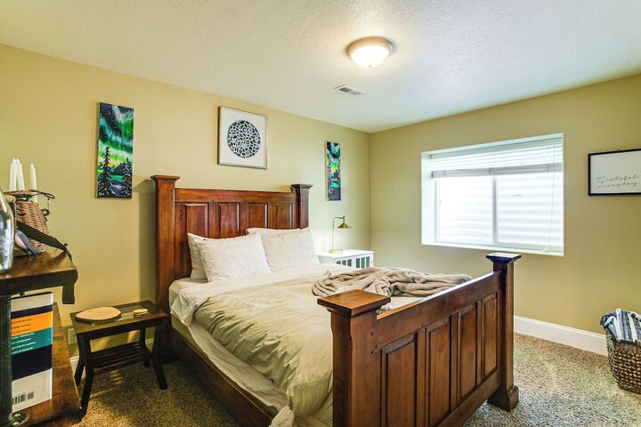 Rathdrum Home w / Hot Tub: Steps to Beach Access!