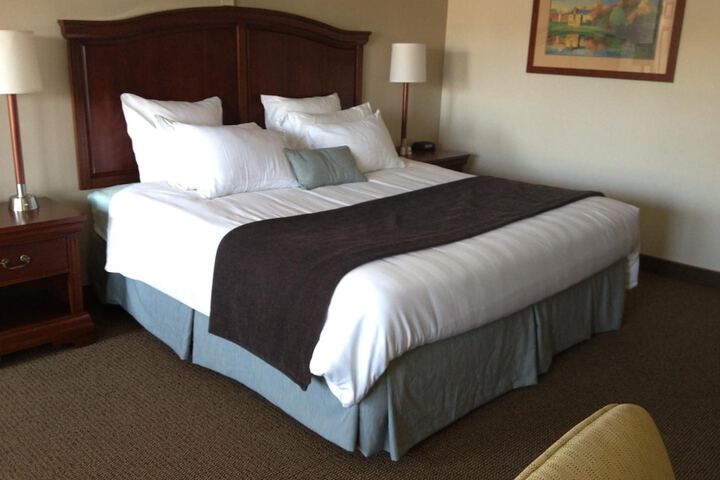 Holiday Hill Inn & Suites