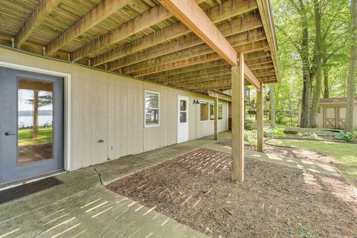 Spacious Luxury Cabin w / Deck & Dock on Bone Lake