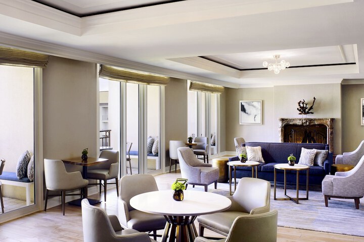 Lounge 57 of 82