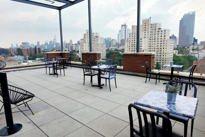 Lounge 51 of 61