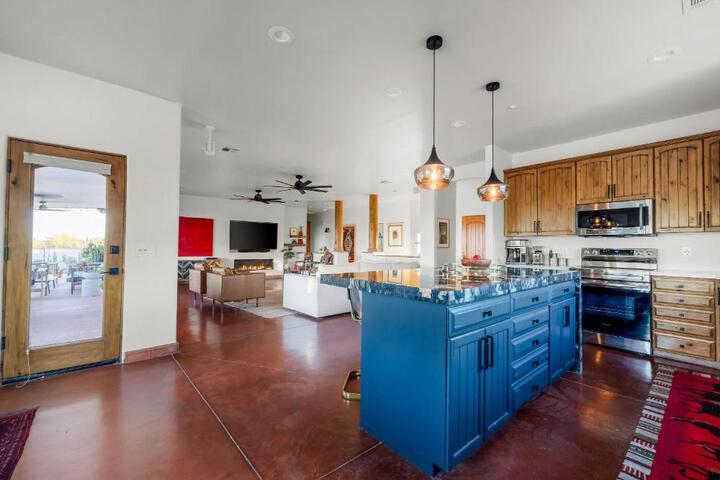Grand Desert Getaway with Pool and Peloton with Sonos and Office