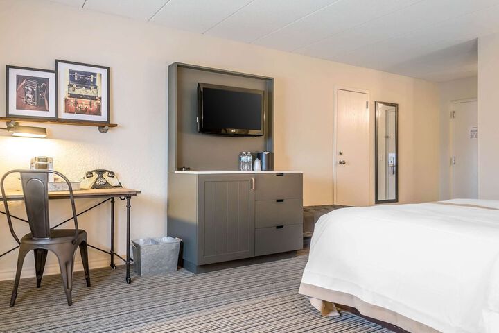 Room 33 of 47