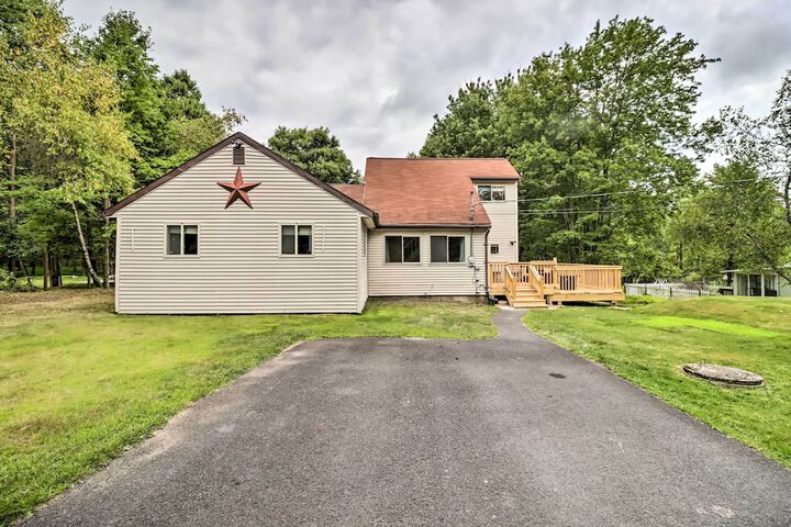 Chic Long Pond Family Home w / Fire Pits & Deck!