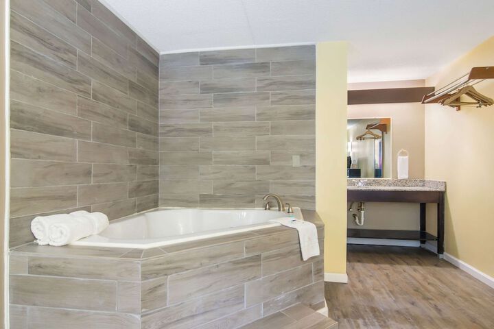 Rodeway Inn & Suites Monroeville - Pittsburgh