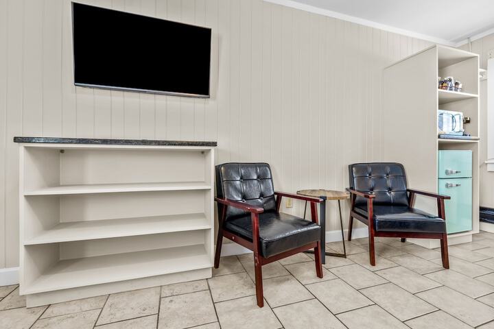 Dolphin Oceanfront Motel