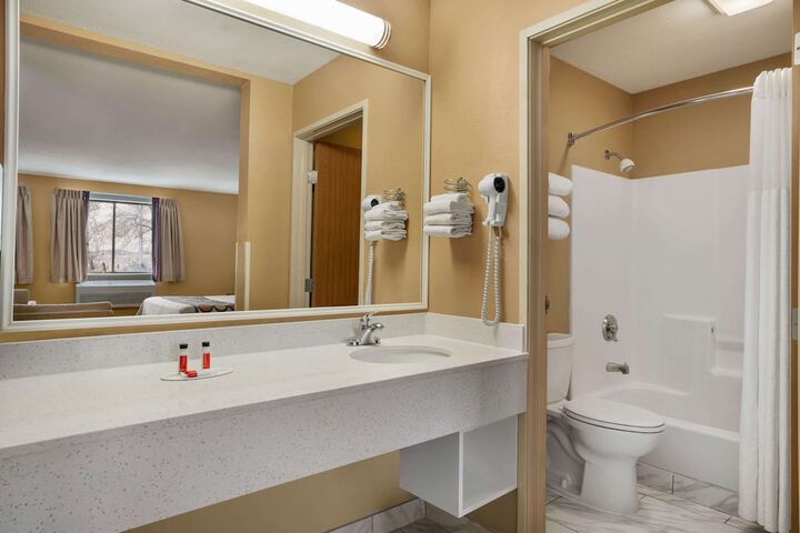 Super 8 by Wyndham S Jordan / Sandy/Slc Area