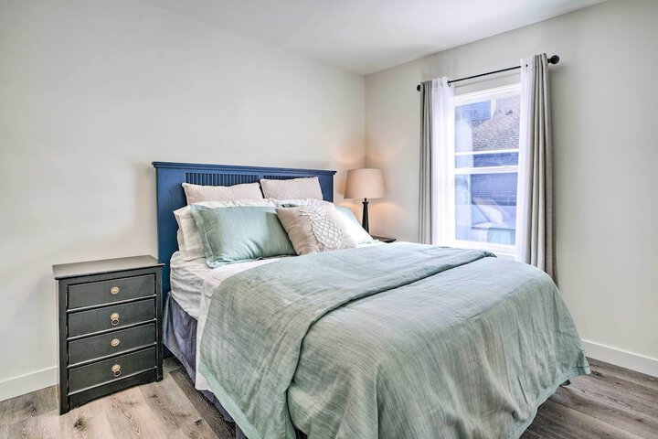 Cozy Plymouth Cottage w / Medicine Lake View!