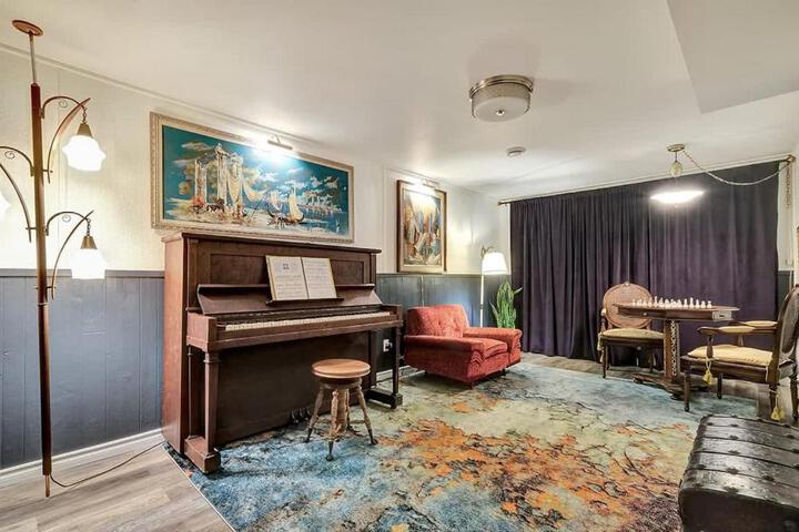 Retro vibe w hot tub piano lounge and vinyls