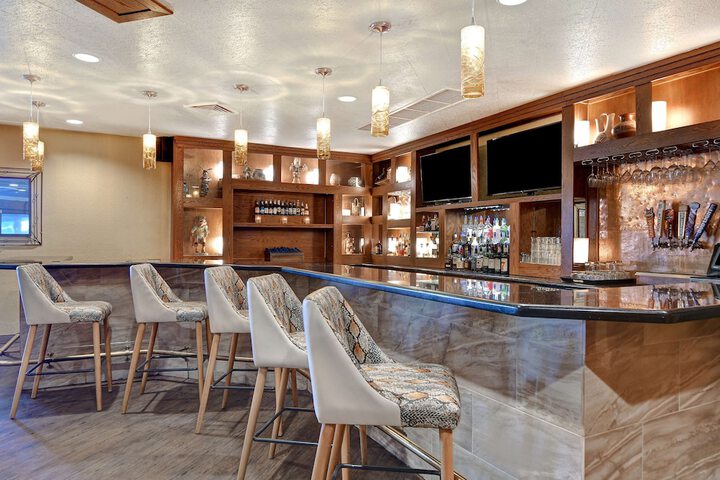 Lounge 53 of 68