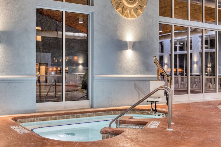 Holiday Inn Express & Suites Green Bay East by IHG