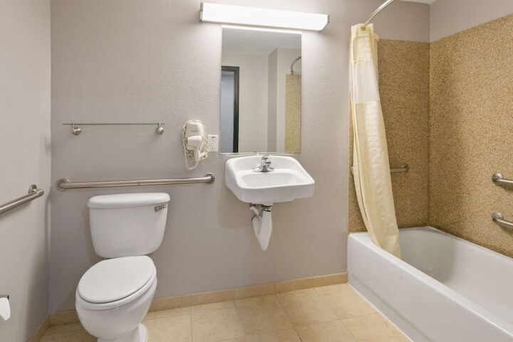 Room 11 of 25