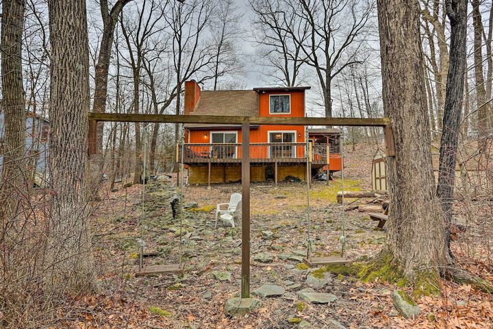 4 Mi to Tubing: Cozy Bushkill Cabin w / Deck!