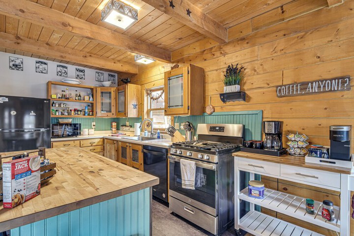 Deck Fire Pit & Grill: Log Cabin in Black Hawk